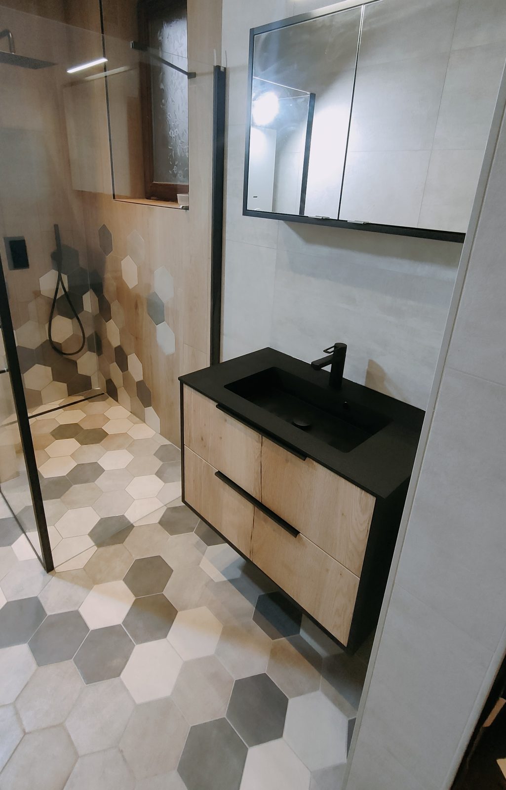 Home 04 salle de bain hexagones meuble