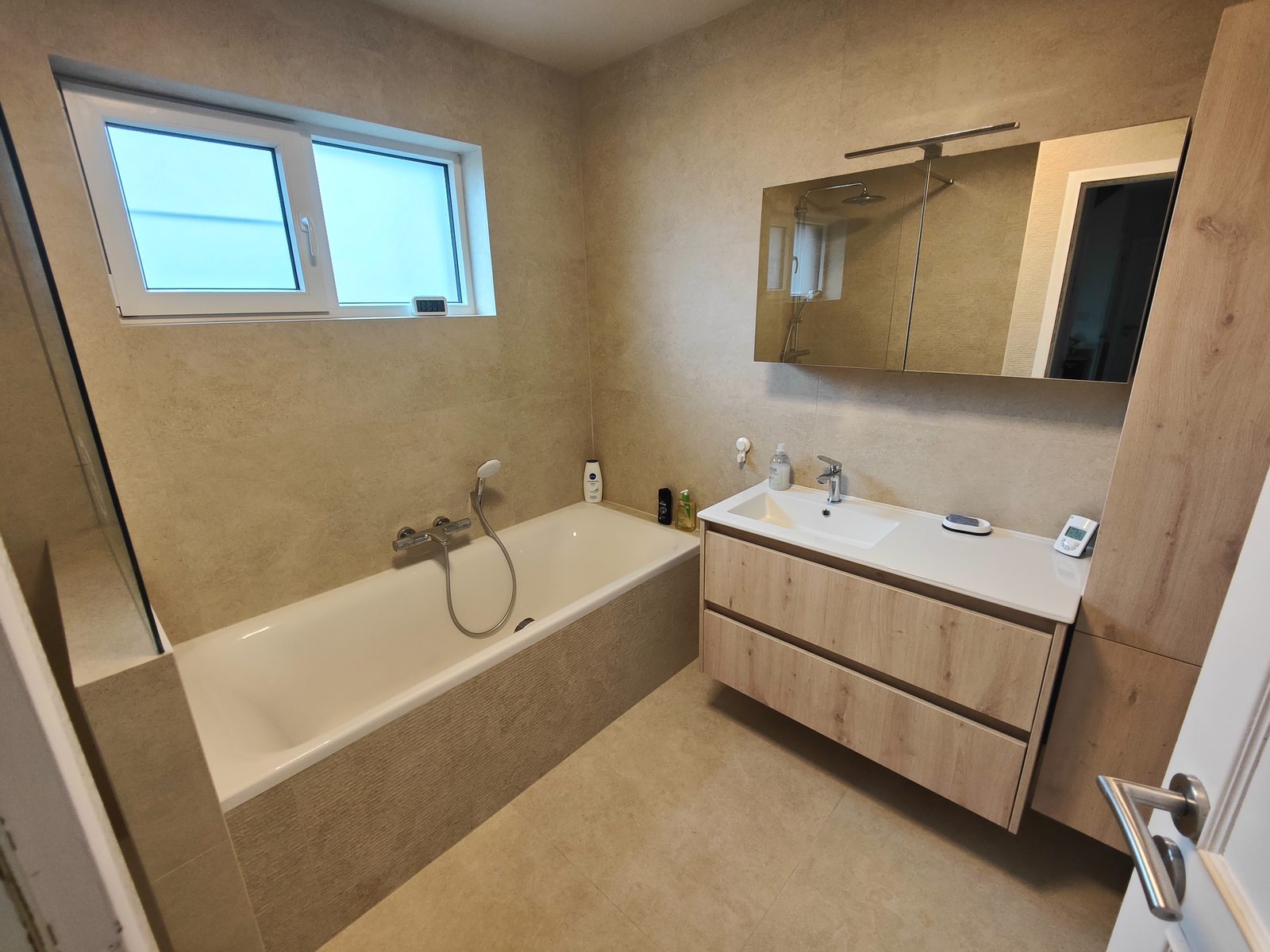07 salle de bain beige vue ensemble